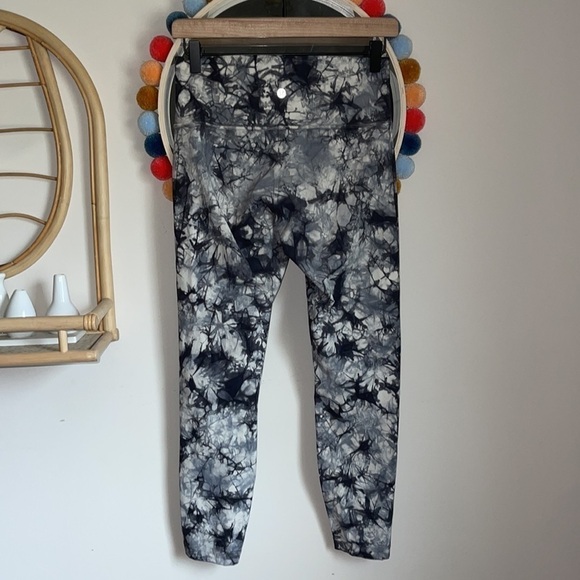 Lululemon Wunder Under Hi-Rise 7/8 Tight *Dual Shibori Full-On Luxtreme 25" - Picture 5 of 8